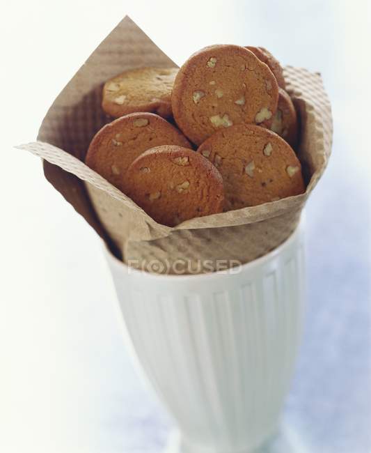 Biscotti di noci in tazza di vetro — Foto stock
