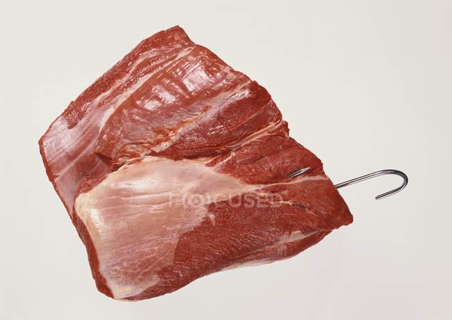 Boeuf sur crochet de viande — Photo de stock