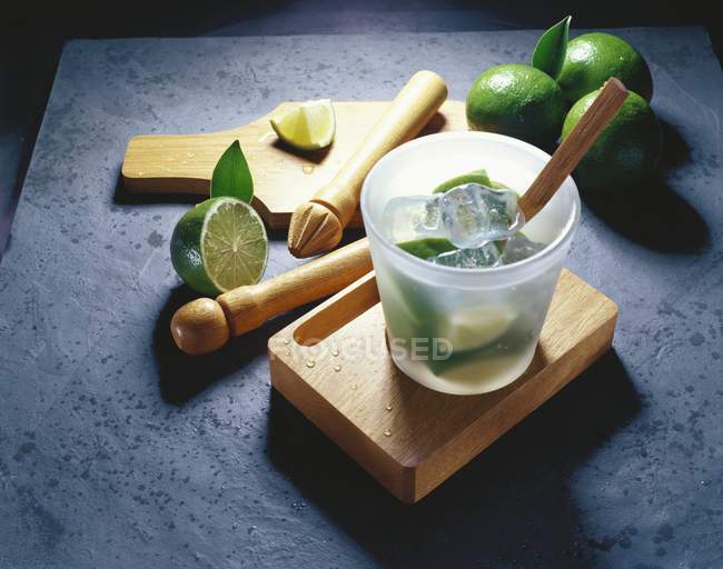 Limes and ice cubes in glass — Stock Photo