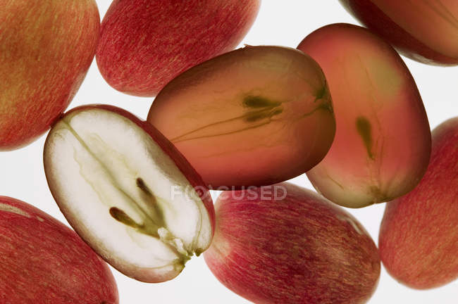 Сочный красный виноград — стоковое фото