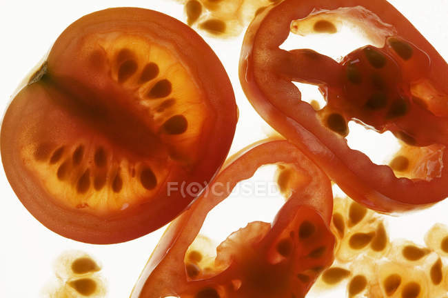 Mitad de tomate y rodajas de tomate - foto de stock