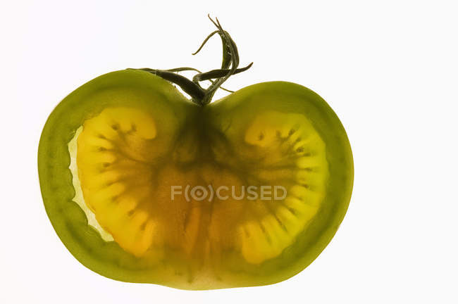Половинчатый зелёный помидор — стоковое фото