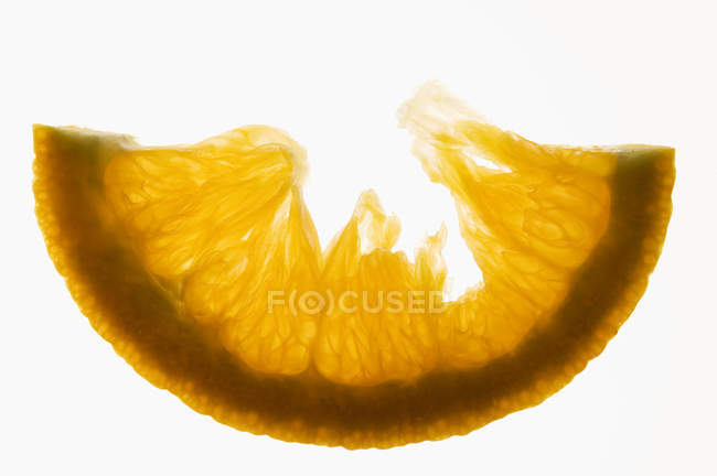 Rebanada de naranja a medio comer - foto de stock
