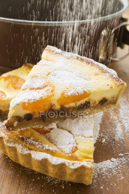 Torta de damasco cozida em fatias — Fotografia de Stock