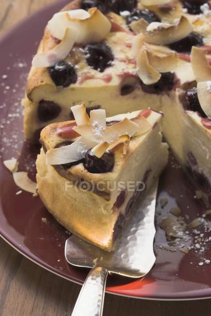 Cheesecake aux cerises et copeaux de noix de coco — Photo de stock