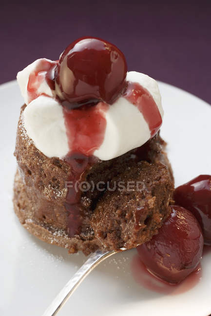 Souffle de chocolate com cerejas — Fotografia de Stock
