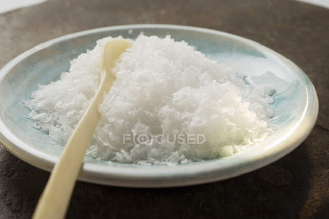 Груба сіль в мисці — стокове фото