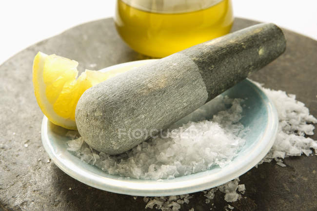 Coarse salt with pestle and lemon — Stock Photo