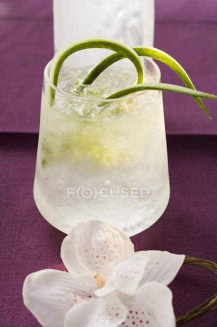 Refreshing cucumber drink with ice cubes — Stock Photo