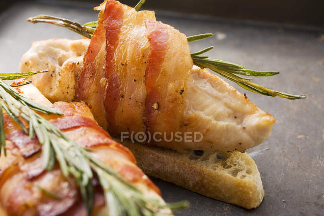 Petto di pollo in pancetta — Foto stock