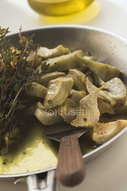 Frying artichokes with oil — Stock Photo