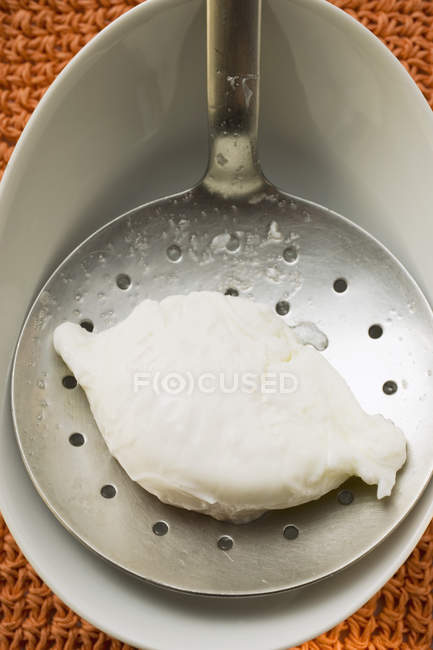 Пашотне яйце на скіммері — стокове фото