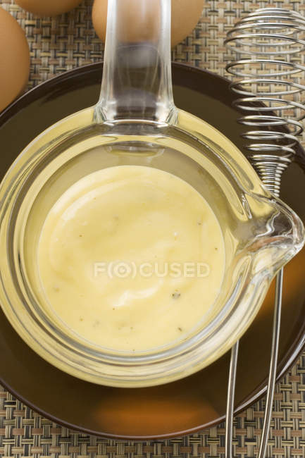 Nahaufnahme von oben Mayonnaise in kleiner Glaspfanne — Stockfoto
