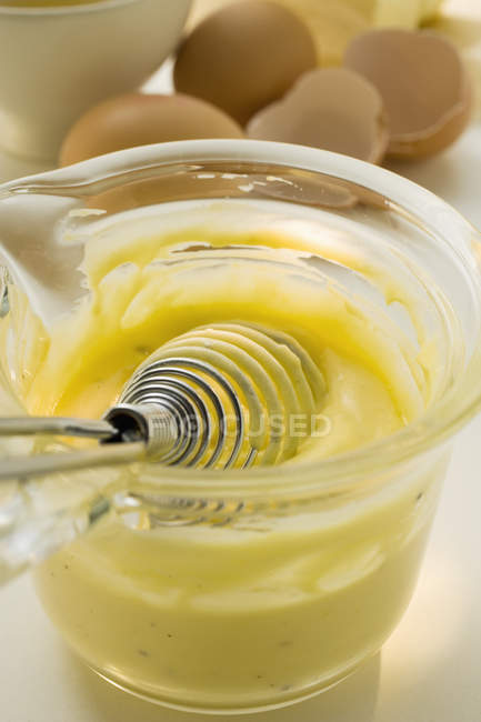 Nahaufnahme der Sauce Hollandaise in einer kleinen Glaspfanne — Stockfoto