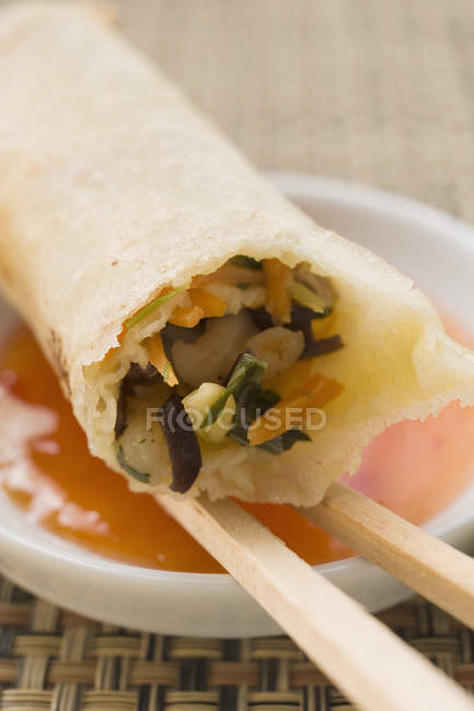 Spring roll on chili dip — Stock Photo