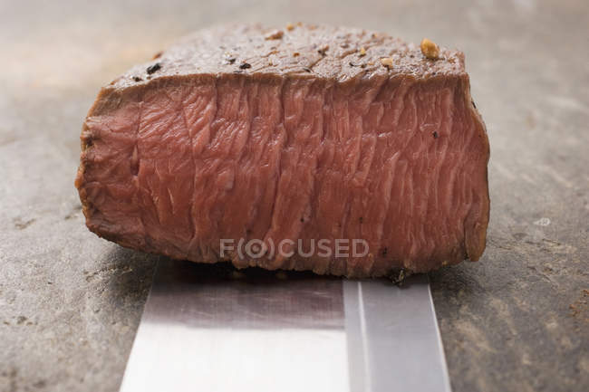 Bistecca di manzo con coltello — Foto stock