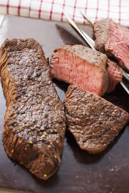 Два яловичини стейки — стокове фото