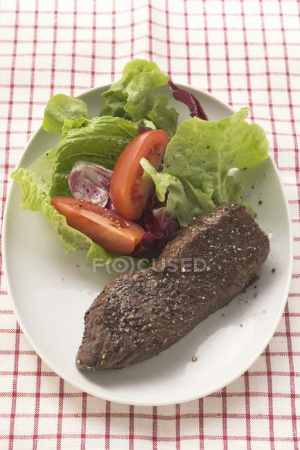 Bistecca di manzo con insalata — Foto stock