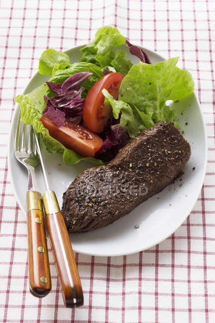 Яловичий стейк з салатом — стокове фото