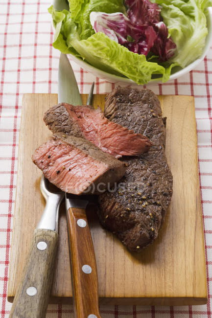 Biftecks de boeuf, partiellement tranchés — Photo de stock