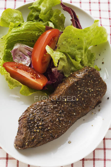 Steak de boeuf avec salade — Photo de stock