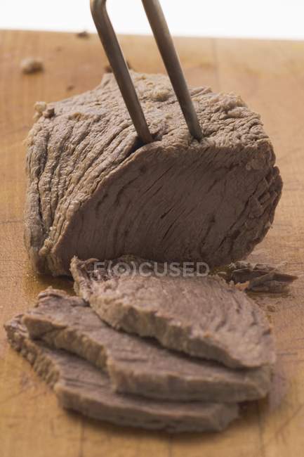 Carne di manzo bollita, parzialmente tagliata — Foto stock