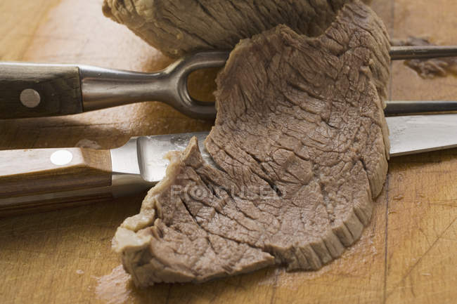 Gekochtes Rindfleisch mit einer Scheibe geschnitten — Stockfoto