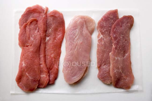 Rohes Schweinefleisch mit Puten- und Kalbsschnitzeln — Stockfoto