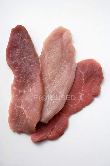 Сырая свинина с индейкой и телятиной эскалопы — стоковое фото