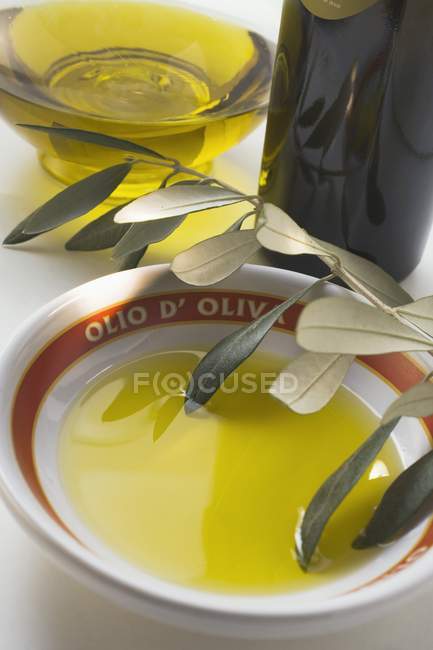 Оливковое масло в миске — стоковое фото