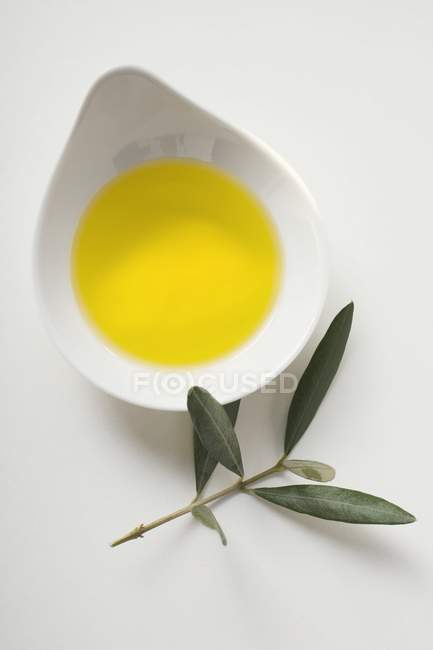 Olive oil in bowl — Stock Photo