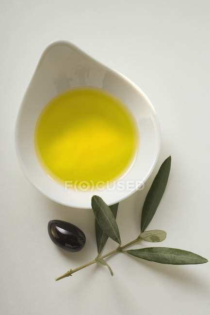 Aceite de oliva en tazón - foto de stock