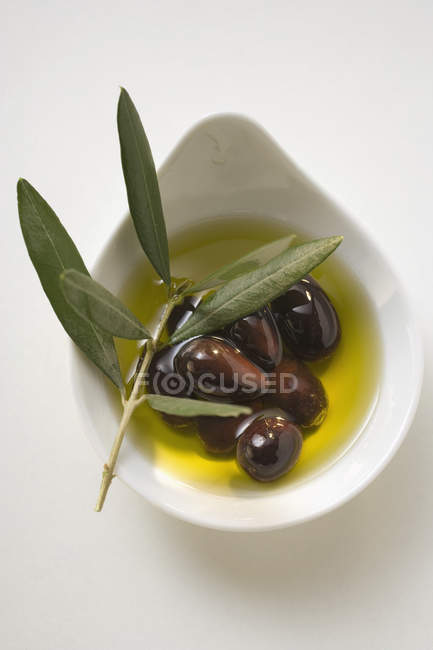 Чорні оливки в мисці — стокове фото
