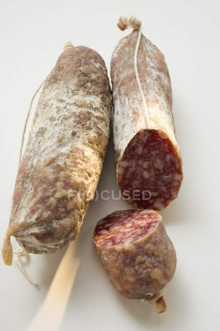 Dos salamis italianos - foto de stock
