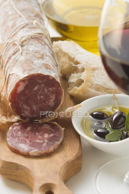 Salami italien avec tranche coupée — Photo de stock