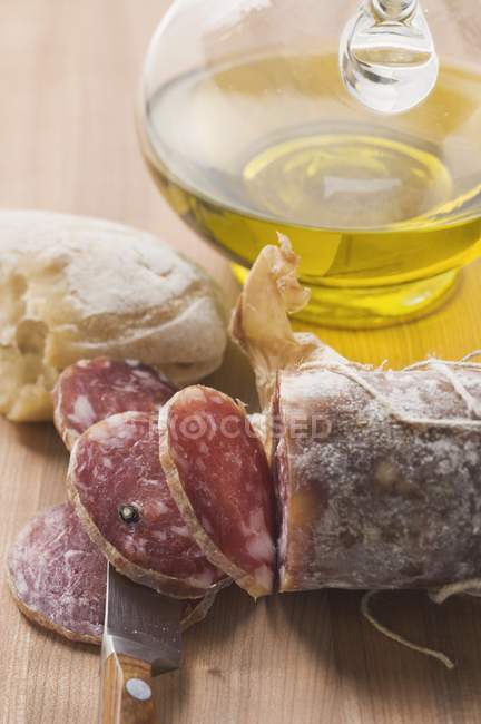 Salami italien partiellement tranché — Photo de stock