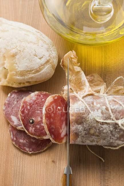 Salami italien partiellement tranché — Photo de stock