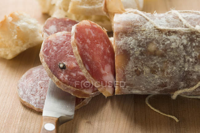 Salame italiano con fette tagliate — Foto stock