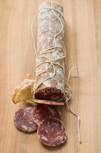 Salame italiano con fette tagliate — Foto stock