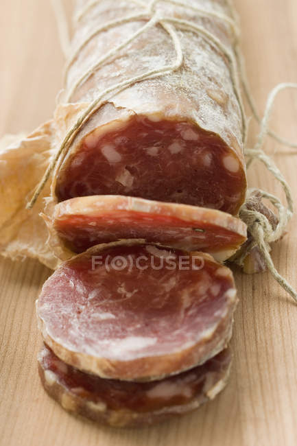 Salami italien avec tranches coupées — Photo de stock