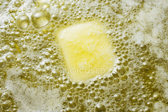 Primer plano vista superior de la calefacción de mantequilla y aceite en la sartén - foto de stock