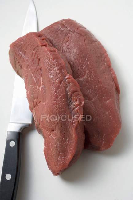 Rodajas de solomillo de carne cruda - foto de stock