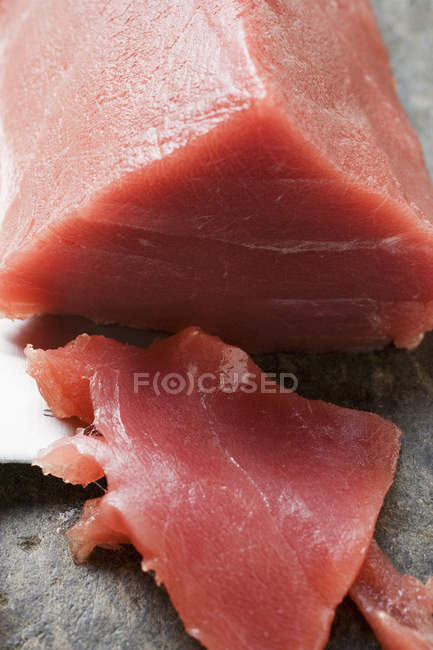 Filet de thon, un morceau coupé — Photo de stock