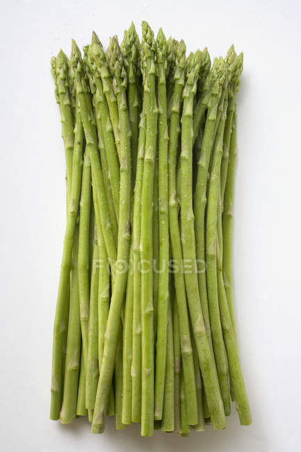 Asparagi verdi con gocce — Foto stock