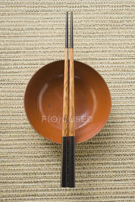 Asian empty bowl and chopsticks — Stock Photo