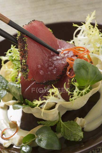 Сырое филе тунца — стоковое фото