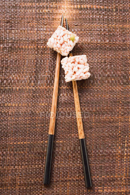 Reisbonbons auf Löffel — Stockfoto