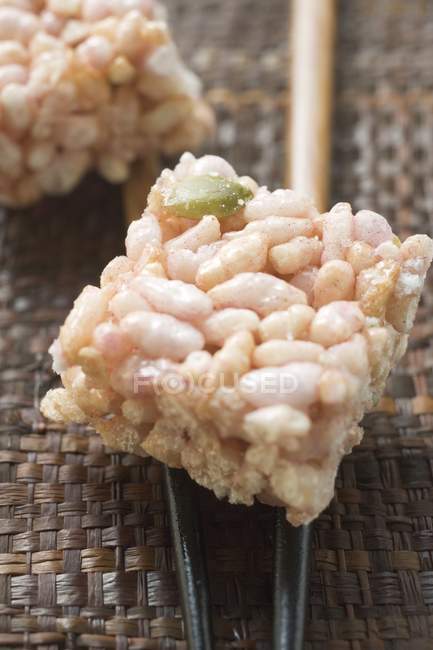 Рисовые сладости на ложке — стоковое фото