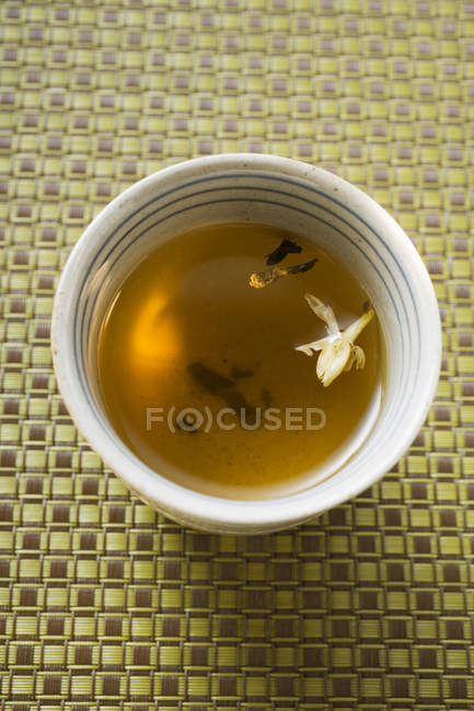 Tè al gelsomino in ciotola — Foto stock