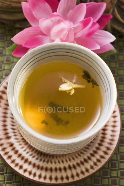 Jasmin thé dans un bol — Photo de stock